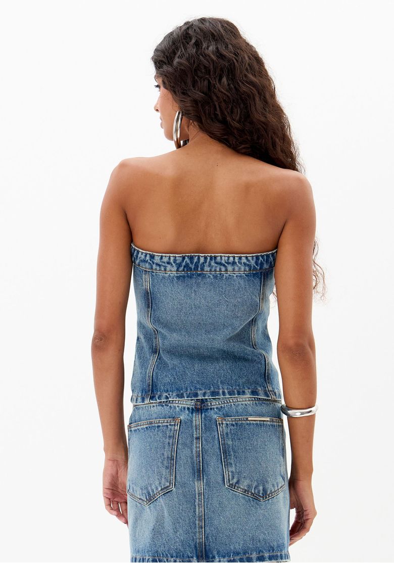 Vista traseira da blusa jeans sem alça azul com caimento ajustado em denim
