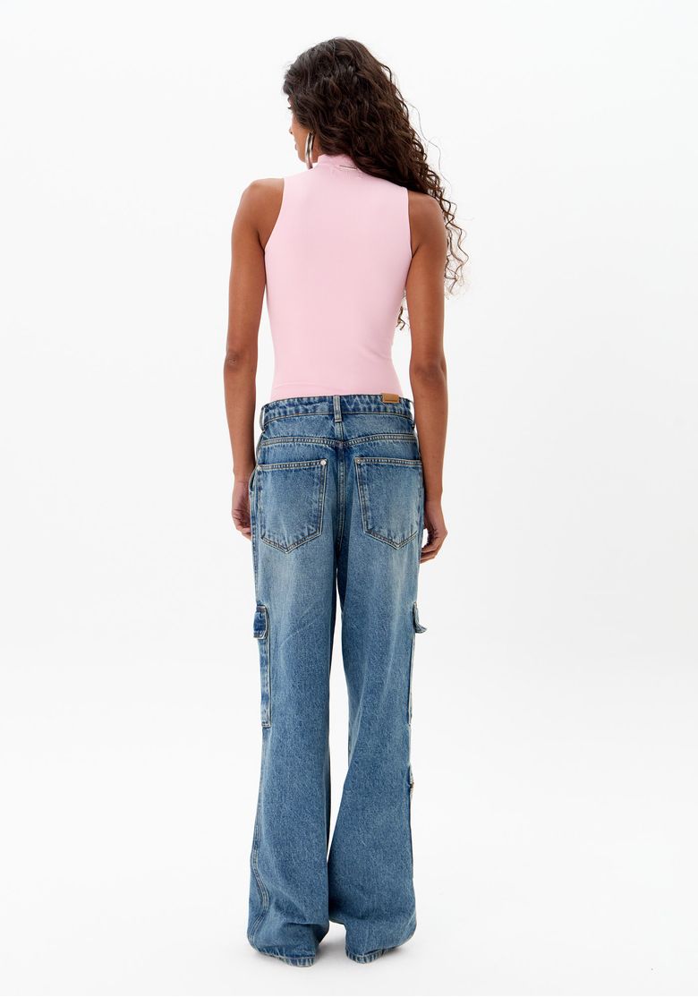 Vista traseira da calça jeans destacando os bolsos chapados e o ajuste ao corpo.