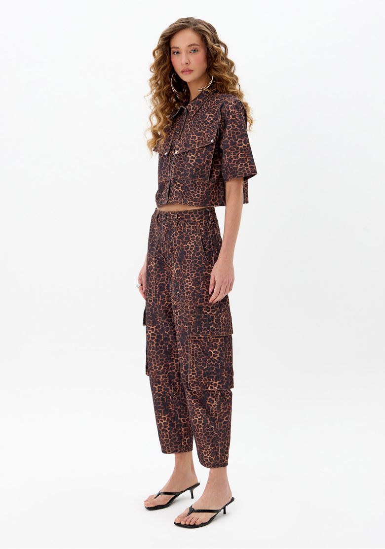 Modelo usando calça sarja baggy cargo animal print marrom com cintura alta e bolsos utilitários laterais em look feminino moderno