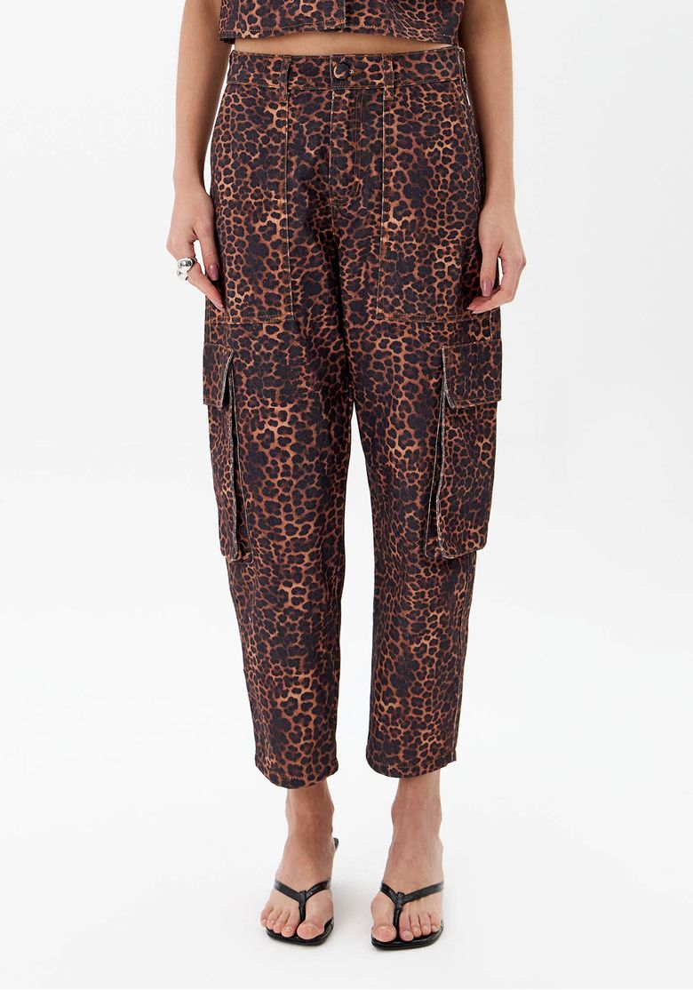 Vista frontal da calça sarja baggy cargo animal print com cintura alta, cós com passantes e bolsos cargo com aba