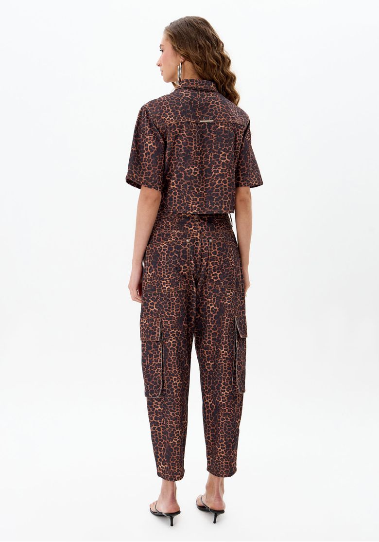 Vista traseira da calça feminina animal print marrom em sarja com modelagem baggy cargo e caimento soltinho