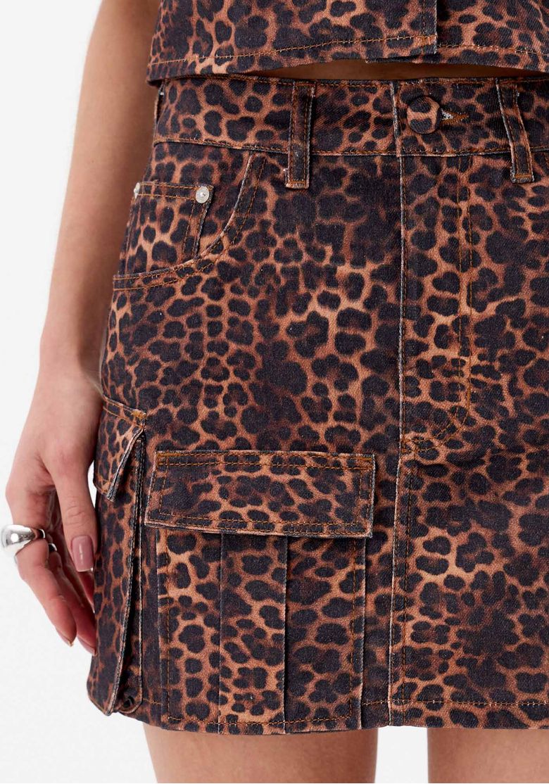 Detalhe do bolso cargo lateral da saia com estampa animal print.