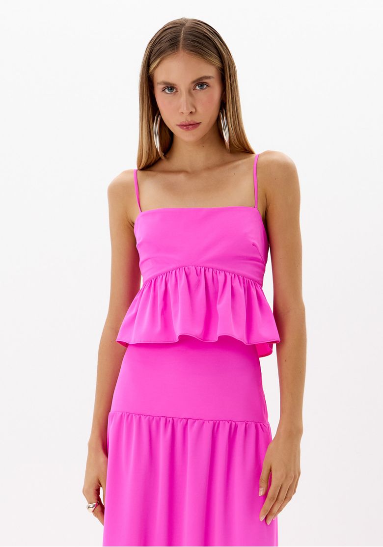 Blusa cropped rosa de alças finas com babado na barra em look frontal, peça feminina ajustada e moderna