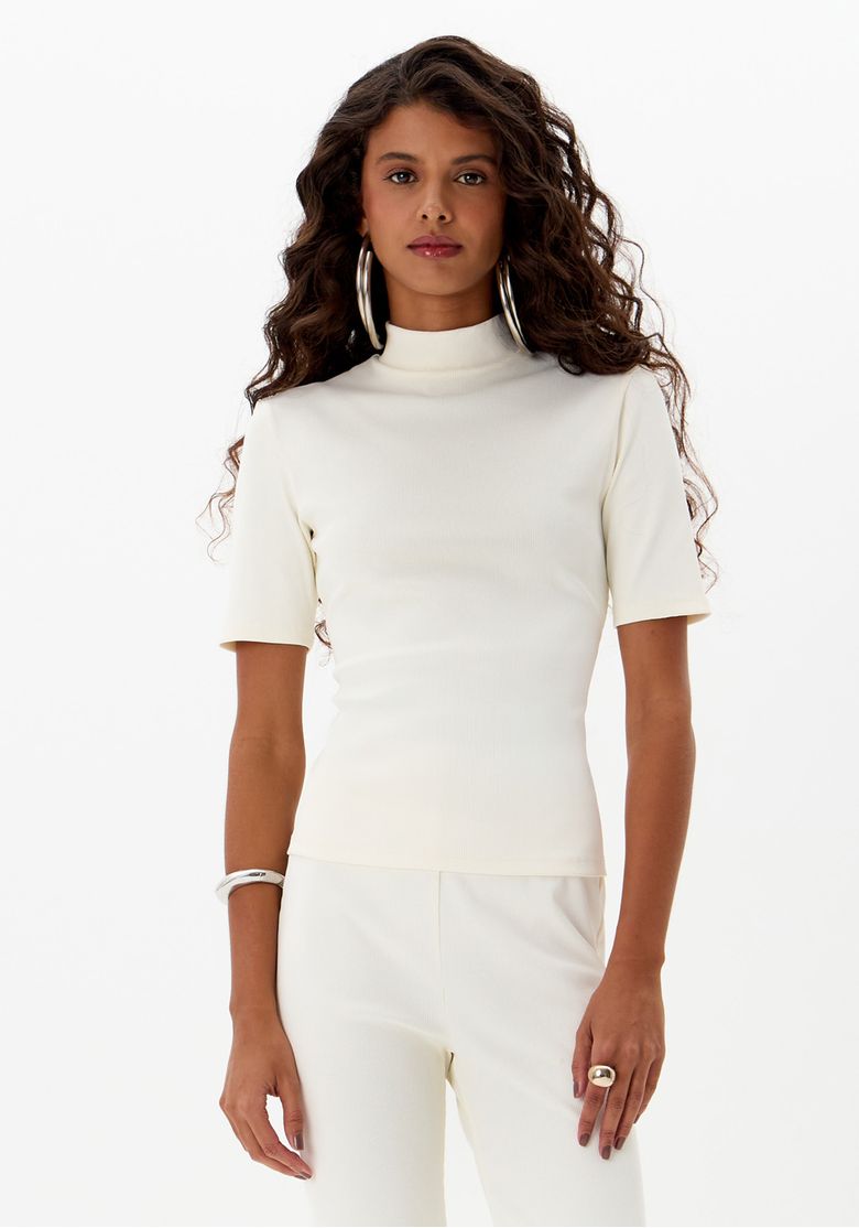 Close da blusa feminina branca canelada com gola alta e manga curta, modelagem ajustada e visual minimalista