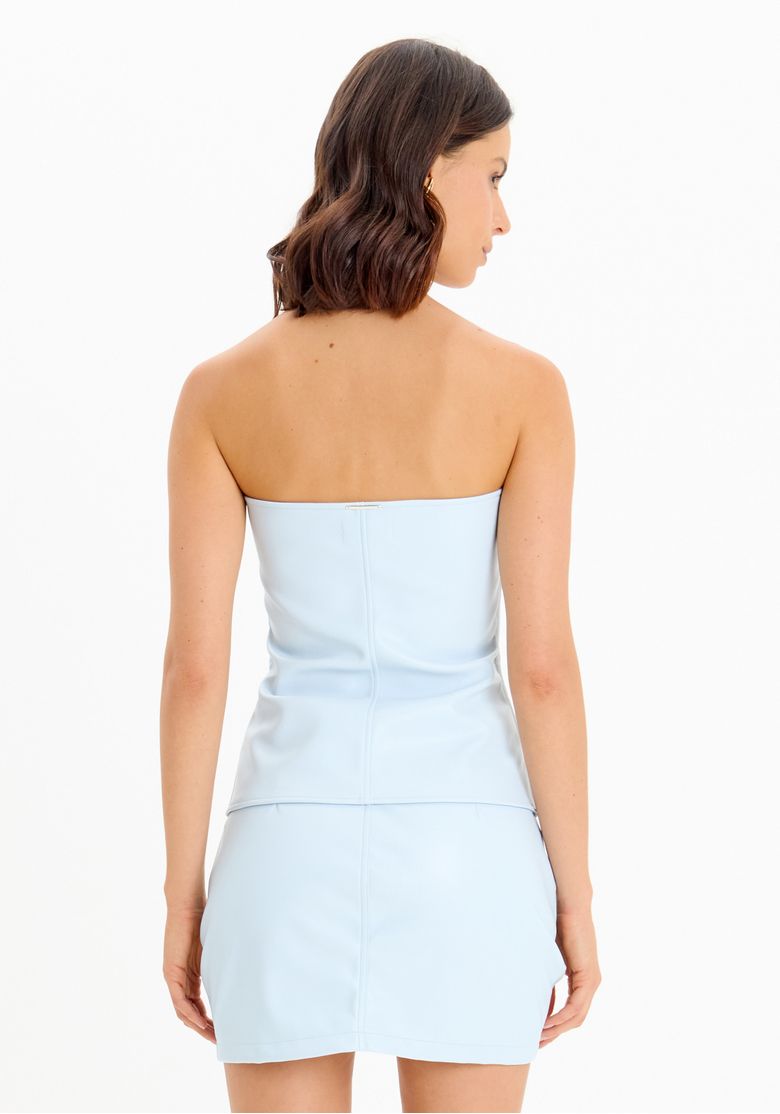 Vista traseira da blusa corset sem alças azul-claro com barra reta e modelagem ajustada