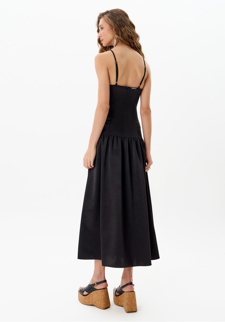 Close do busto do vestido super midi preto com alças finas, decote reto suave e costuras modeladoras