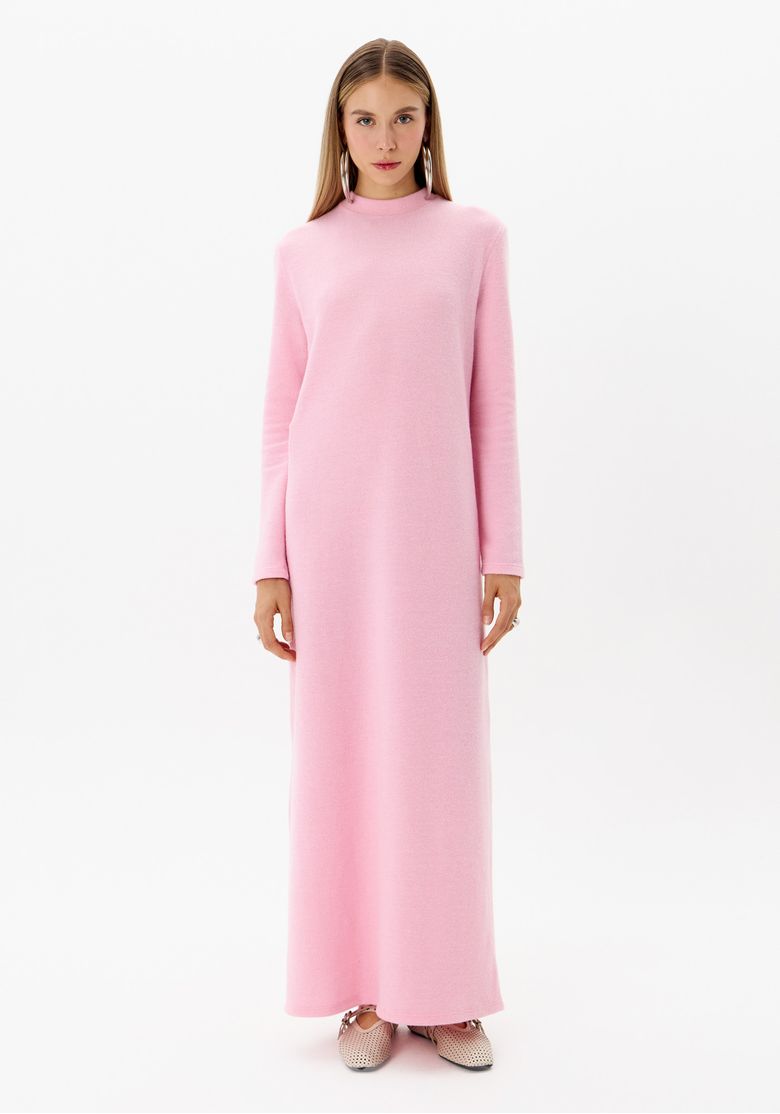 Vestido super midi rosa de tricot com manga longa e gola alta, modelagem reta feminina em visão frontal completa