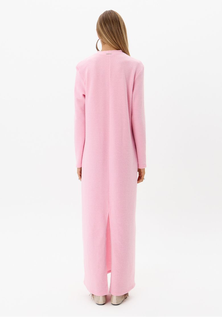 Vestido super midi rosa feminino em vista traseira, com modelagem reta e fenda central posterior na barra