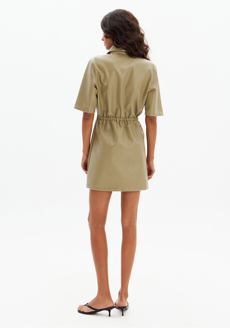 Parte traseira de vestido curto marrom em PU com foco no ajuste elástico na cintura.