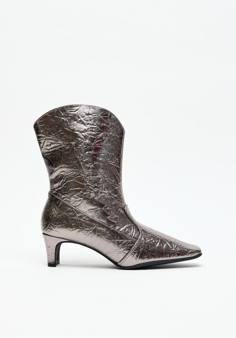 Bota cano curto feminina preta vista lateral com bico fino, textura metalizada amassada e salto baixo 5 cm, detalhe do zíper lateral.