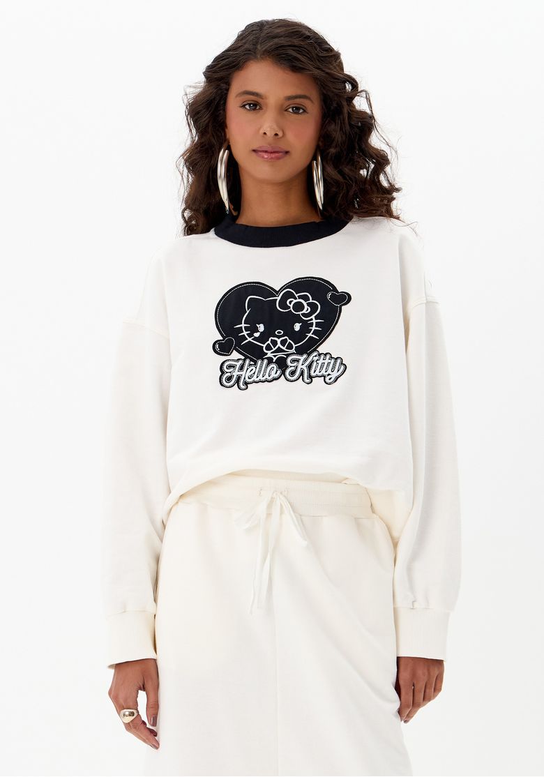 Moletom feminino Hello Kitty branco em vista frontal com modelagem ampla, gola redonda contrastante e barra canelada