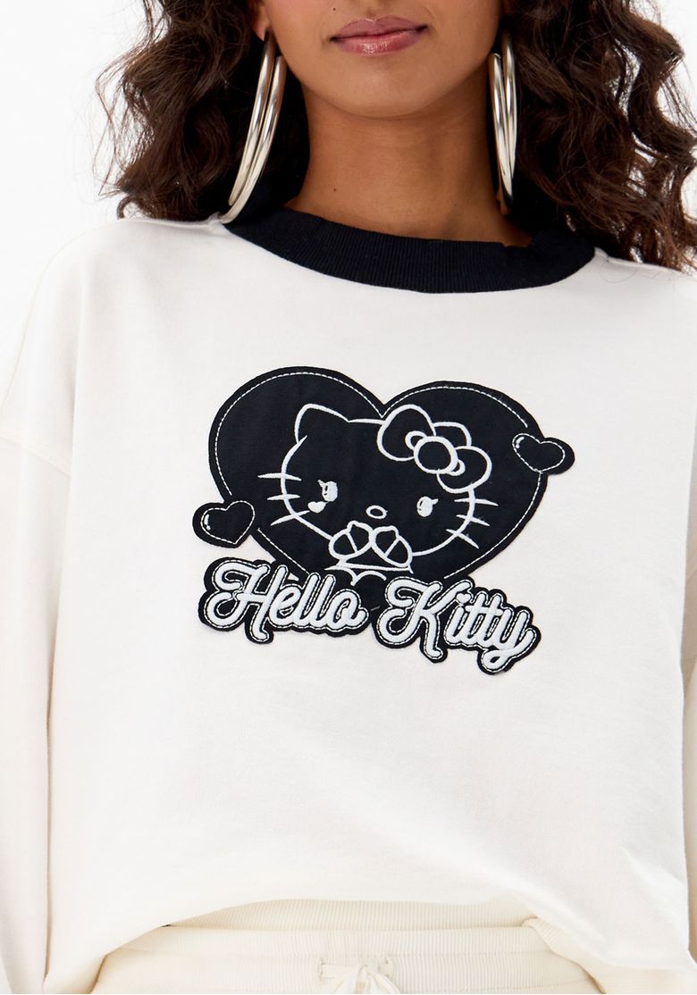 Close do moletom branco Hello Kitty com estampa frontal em preto e branco e gola contrastante preta
