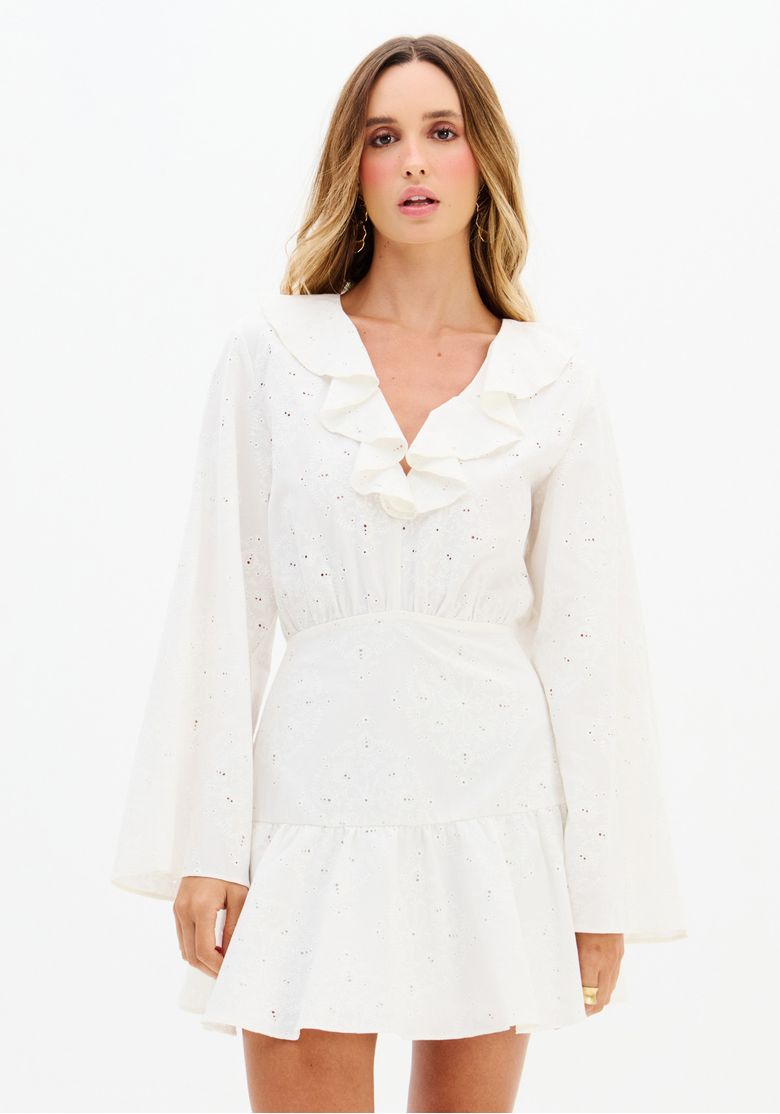 Close do vestido curto branco feminino com bordado vazado, decote V e detalhe de babados no busto