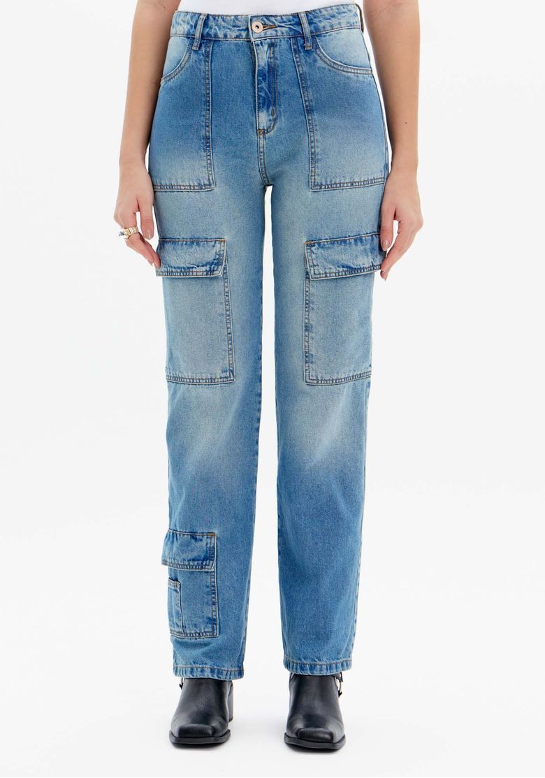 Vista traseira da calça jeans reta azul mostrando bolsos traseiros, recortes e caimento longo com barra simples