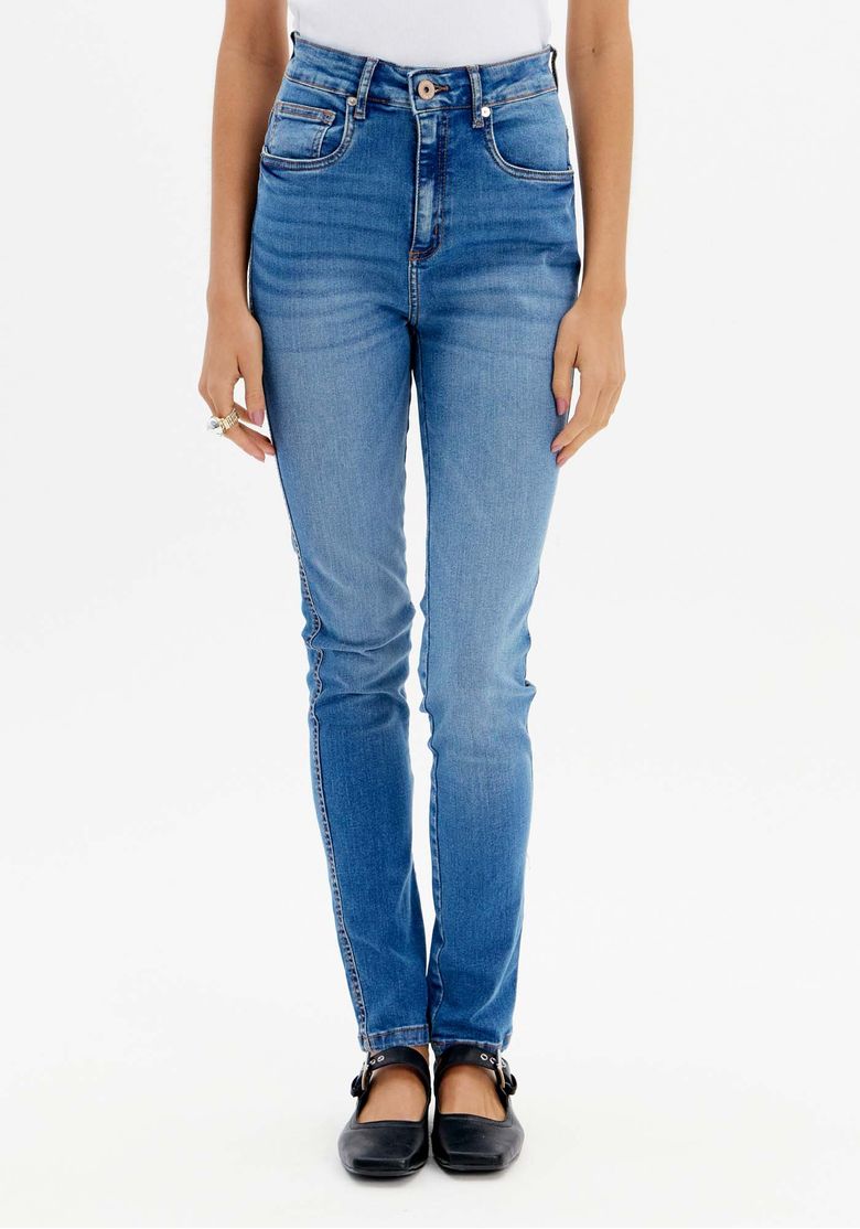 Detalhe da calça jeans skinny azul mostrando os bolsos e o cós com passantes.