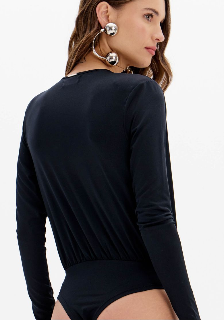 Vista posterior do body preto manga longa feminino, com costas fechadas, caimento ajustado e acabamento inferior estilo calcinha
