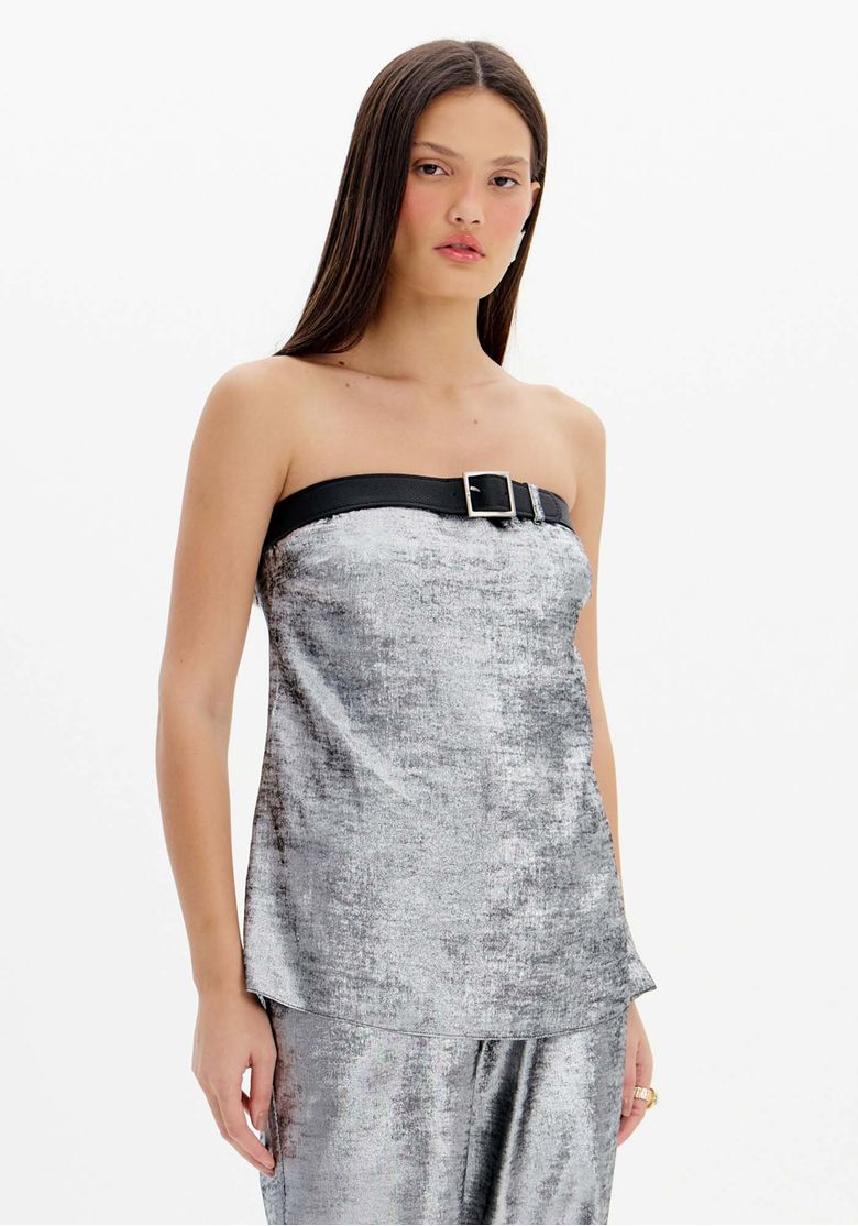 Blusa sem alças prateada tomara que caia vista frontal com cinto preto e acabamento brilhante em tecido texturizado