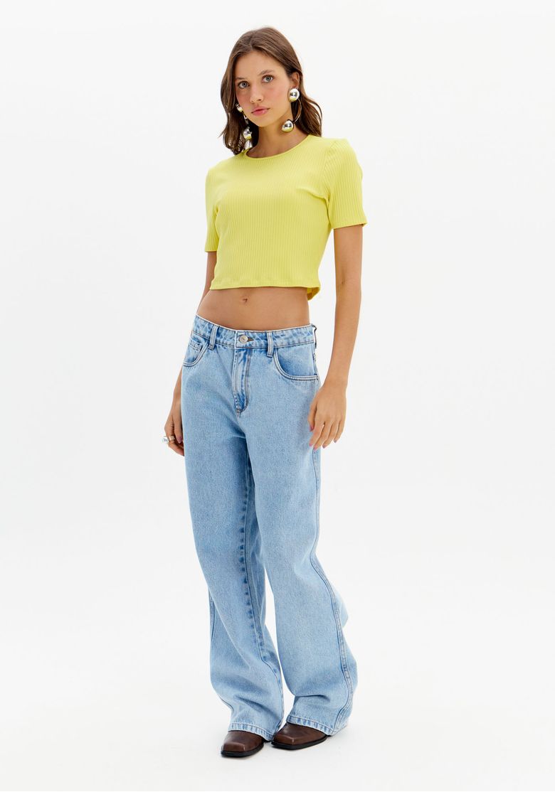 Vista traseira da blusa cropped canelada em tom amarelo, mostrando costas lisas, mangas curtas e barra reta sobre calça jeans