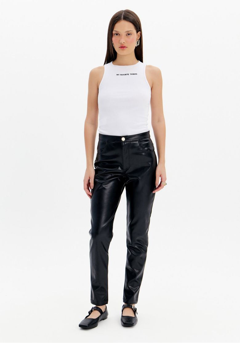 Modelo usando calça skinny PU preta cintura alta vista frontal, acabamento brilhante e modelagem ajustada - calça couro sintético preta para noite