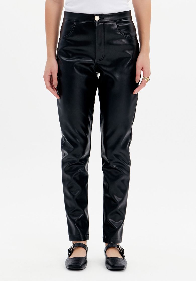 Vista traseira da calça skinny PU preta mostrando bolsos traseiros e cós com passantes - calça cintura alta em PU