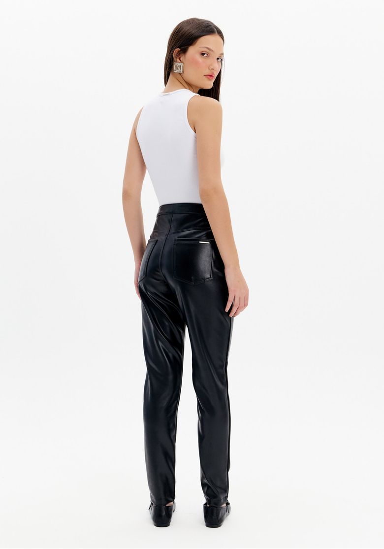 Close frontal da calça skinny PU preta com botão metálico, bolso frontal e acabamento brilhante - detalhe calça couro sintético skinny