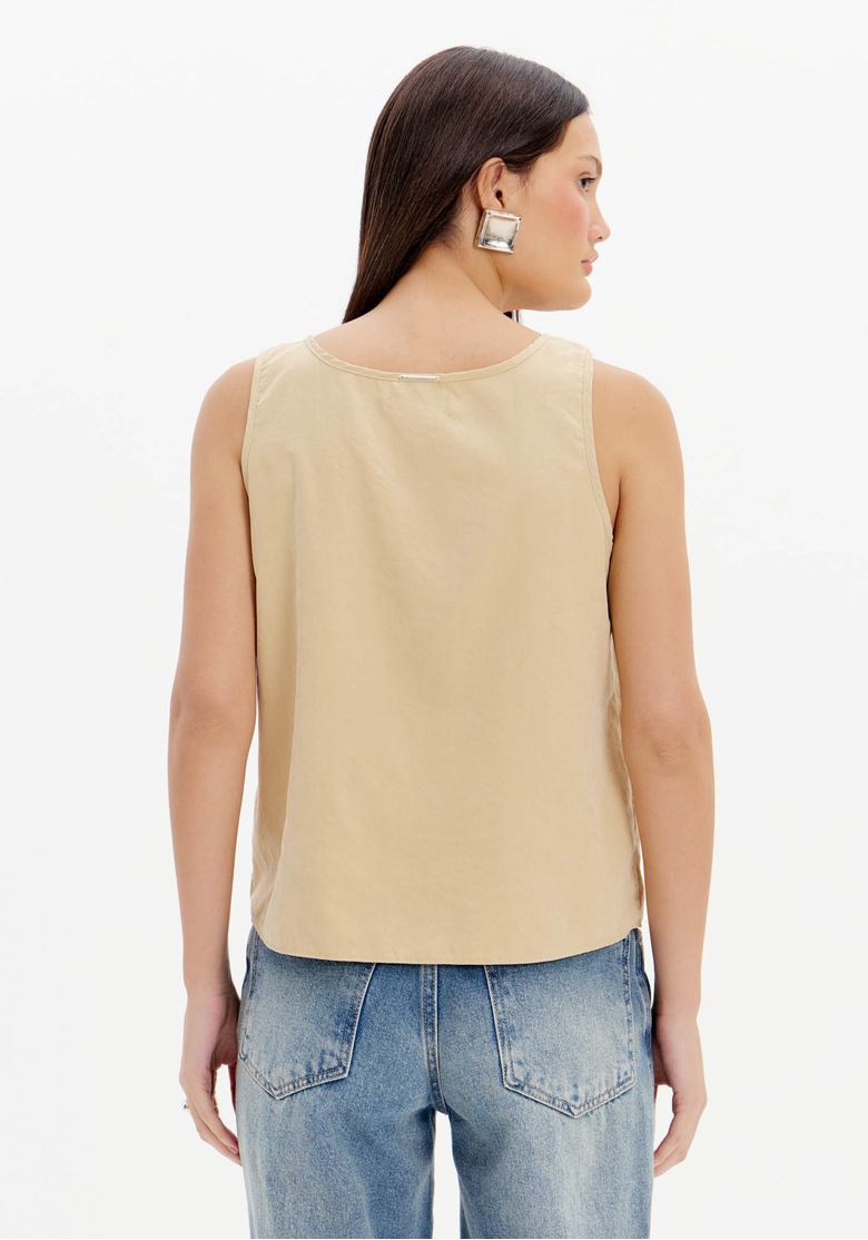 Vista posterior da blusa sem mangas bege feminina curta com modelagem reta e barra levemente arredondada