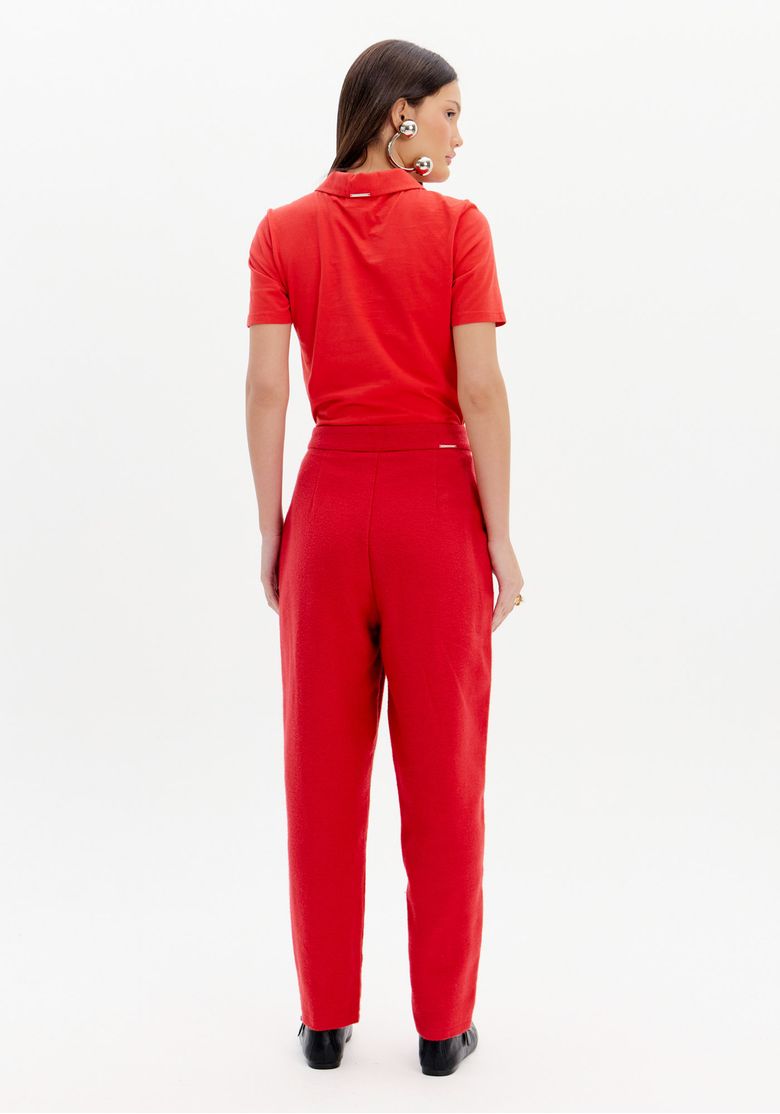Vista traseira da calça slouchy vermelha, destacando o caimento elegante.