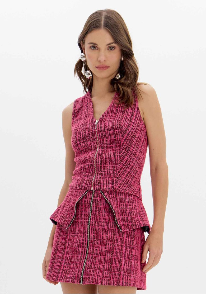 Blusa de tweed feminina rosa sem mangas com zíper frontal e peplum, vista frontal, look urbano.
