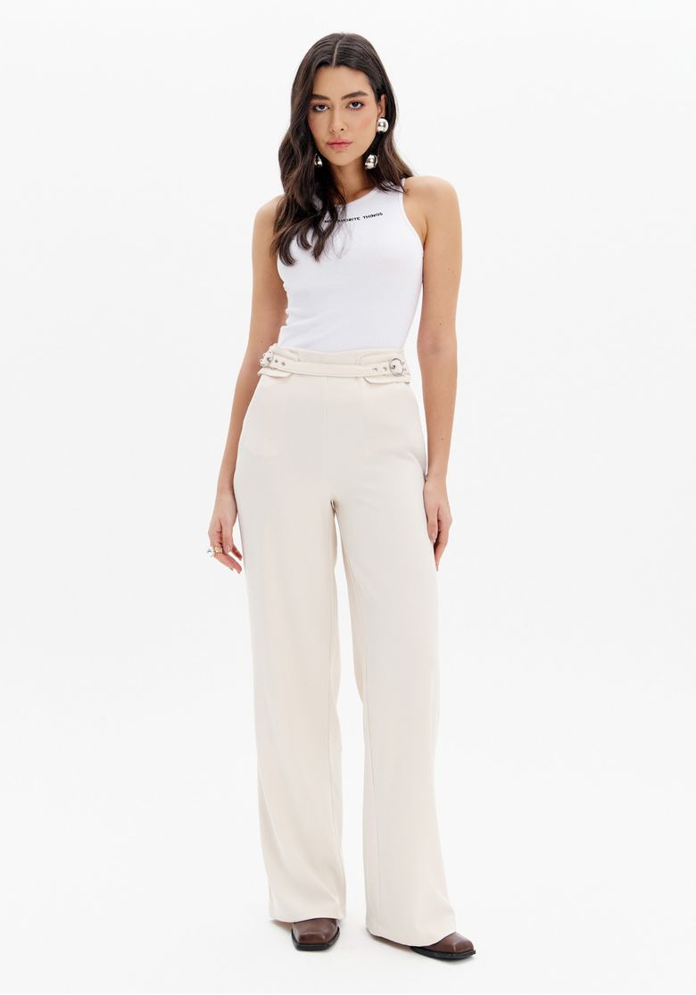 Modelo usando calça full length feminina bege com fivelas na cintura - vista frontal em estúdio, calça cintura alta perna ampla