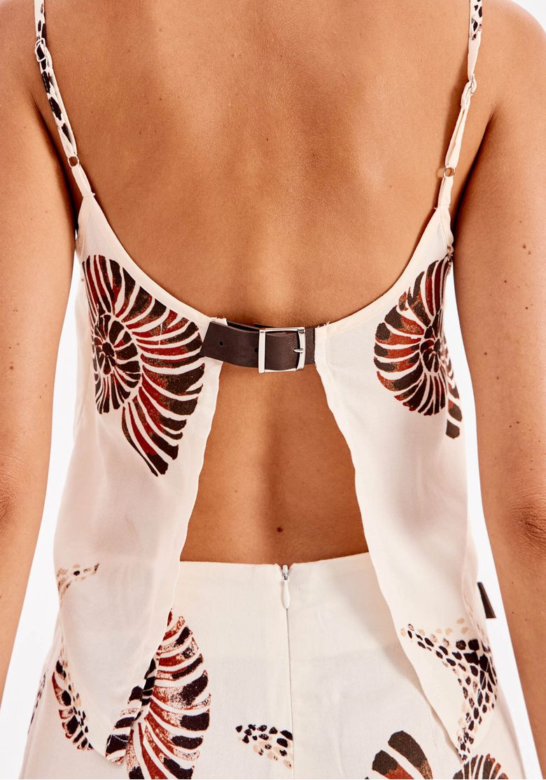 Detalhe das costas da blusa feminina estampada com abertura central profunda, alças reguláveis e fechamento com fivela