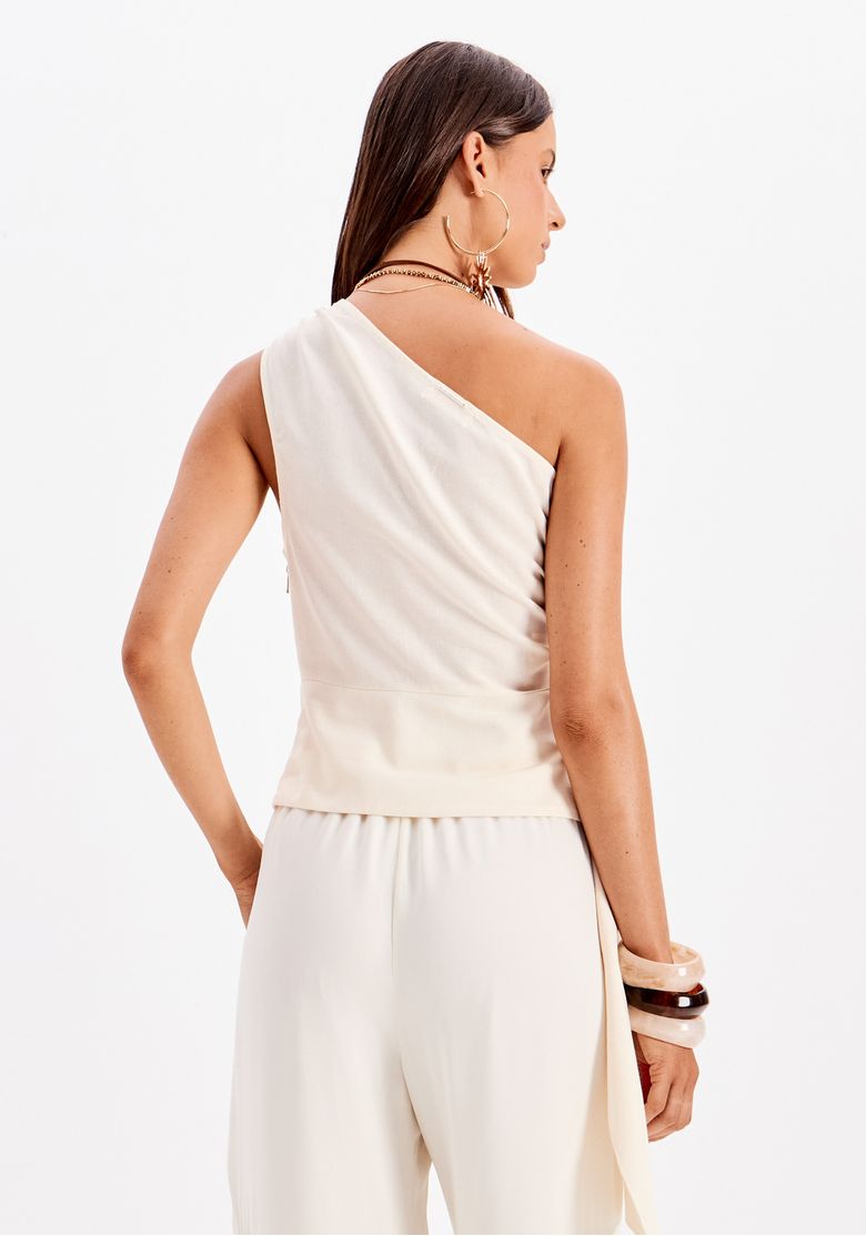 Vista traseira da blusa branca ombro único com modelagem ajustada ao corpo e design assimétrico