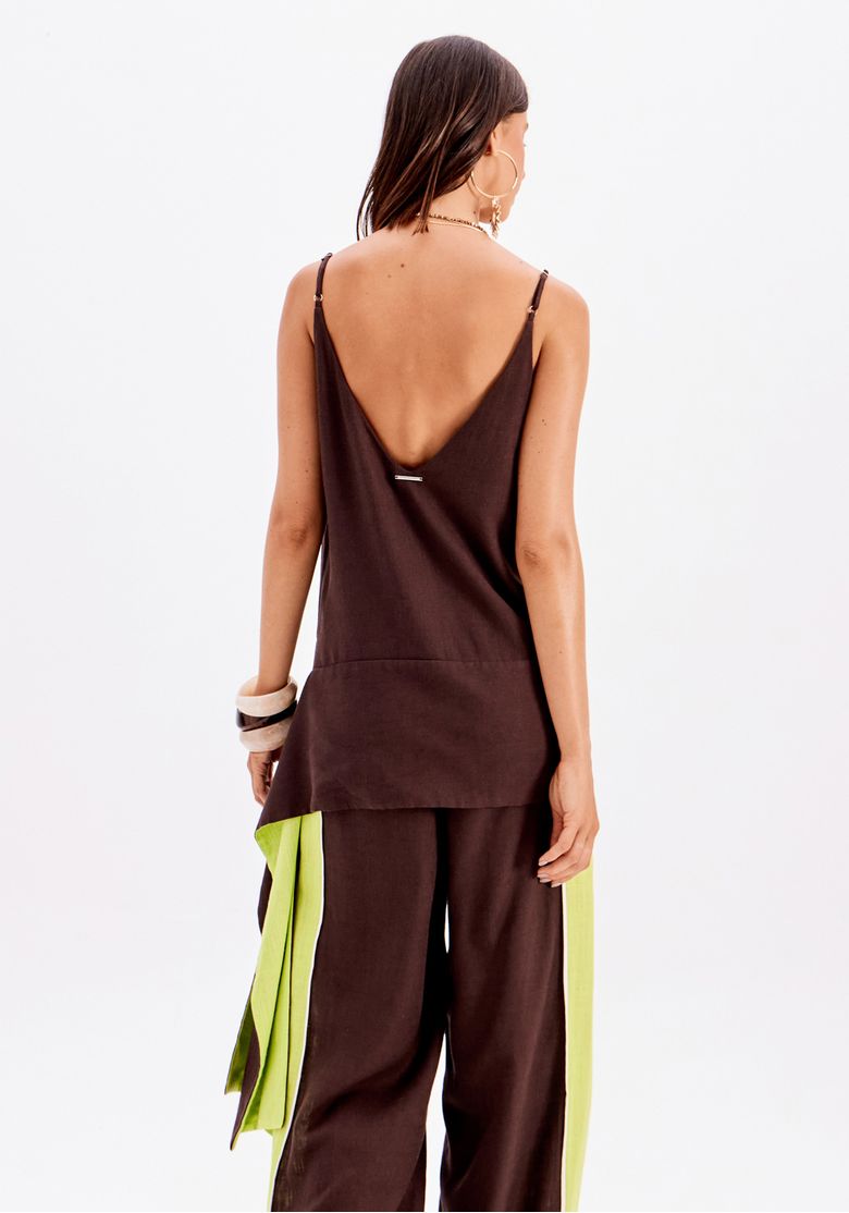 Vista traseira da blusa assimétrica com alças finas.