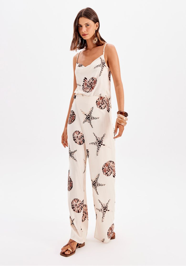 Look completo com blusa curta estampada feminina e calça ampla coordenada em estilo resort chic