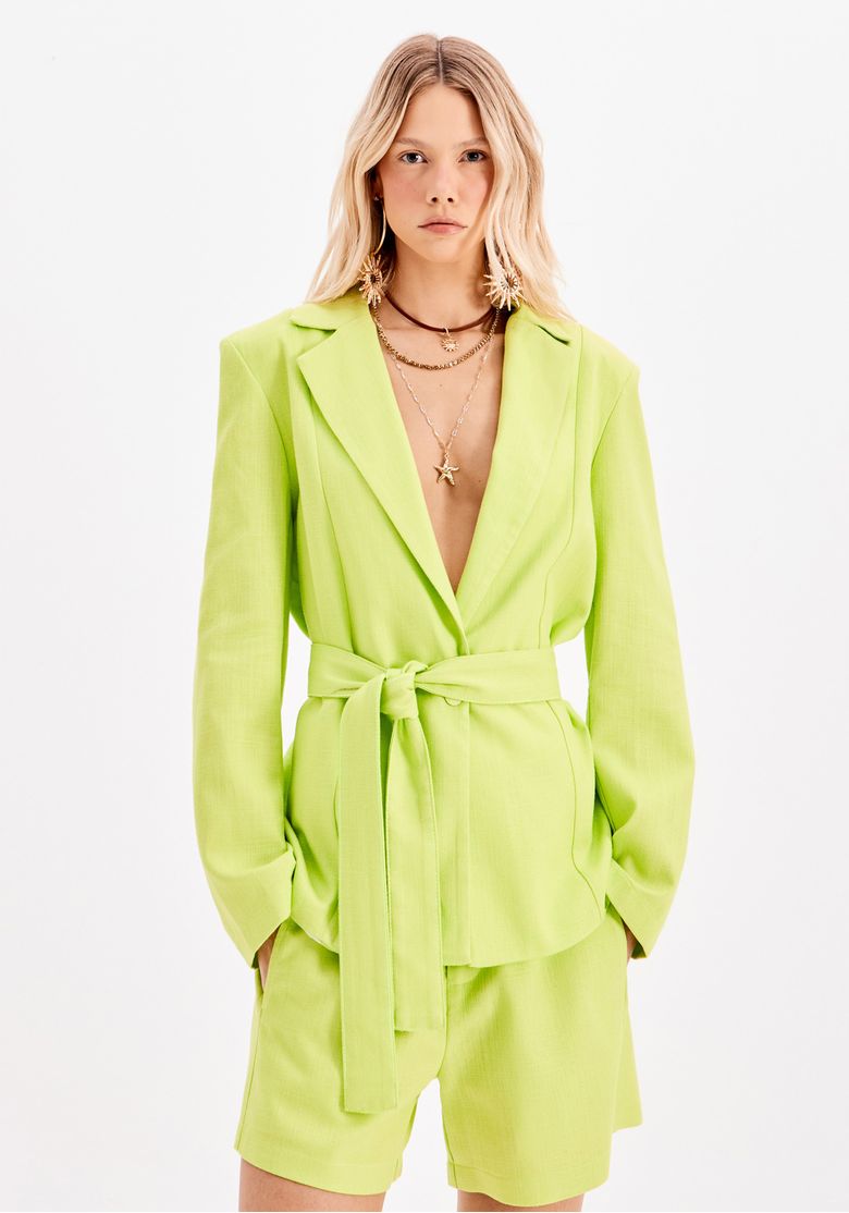 Blazer oversized verde com faixa ajustável, vista frontal.