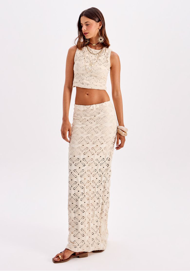 Modelo usando saia super midi off white em trama vazada com top cropped - vista frontal completa