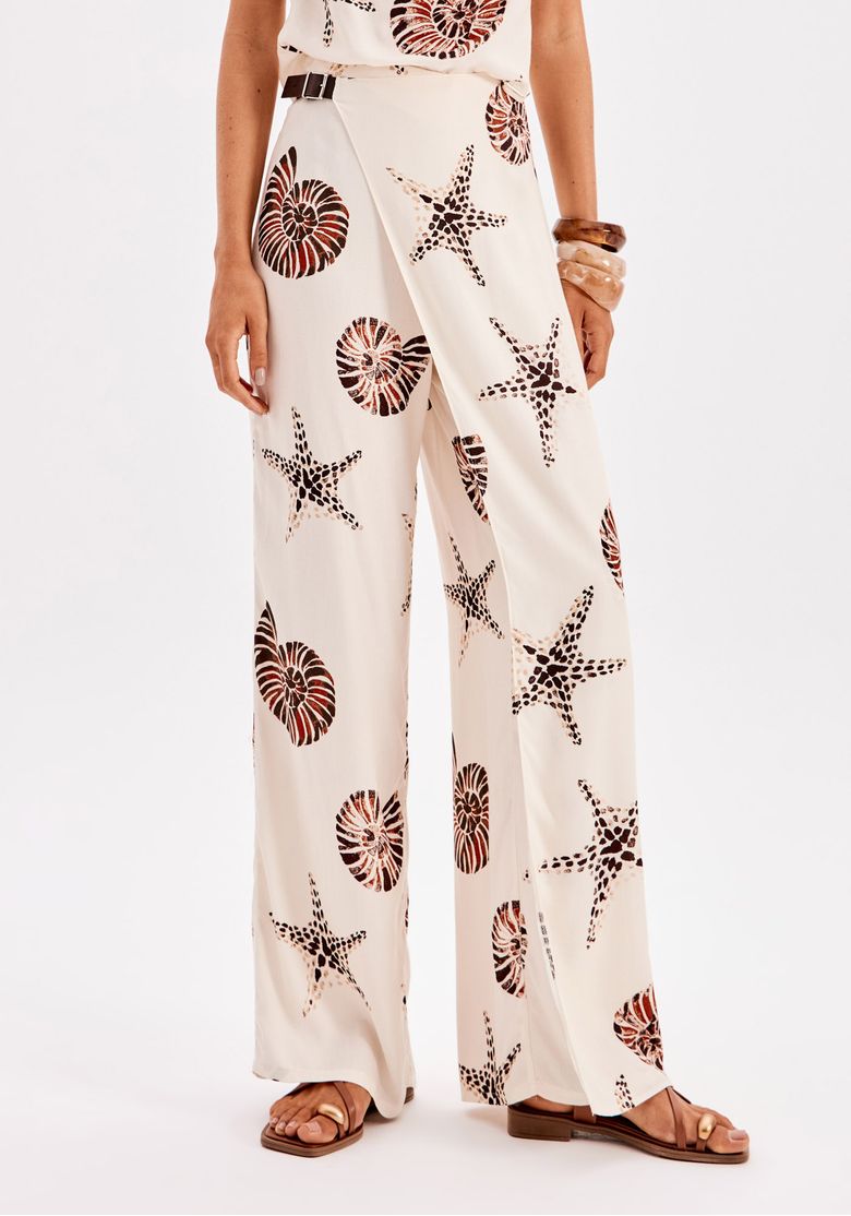 Vista frontal aproximada da calça feminina reta longa estampada em viscose, com cintura alta, caimento amplo e barra reta