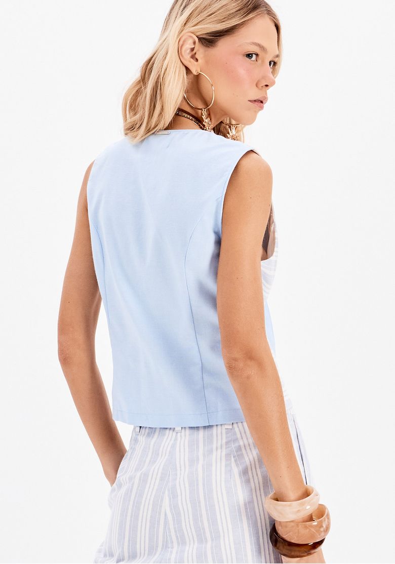 Vista traseira do colete curto feminino sem mangas em azul claro com modelagem ajustada