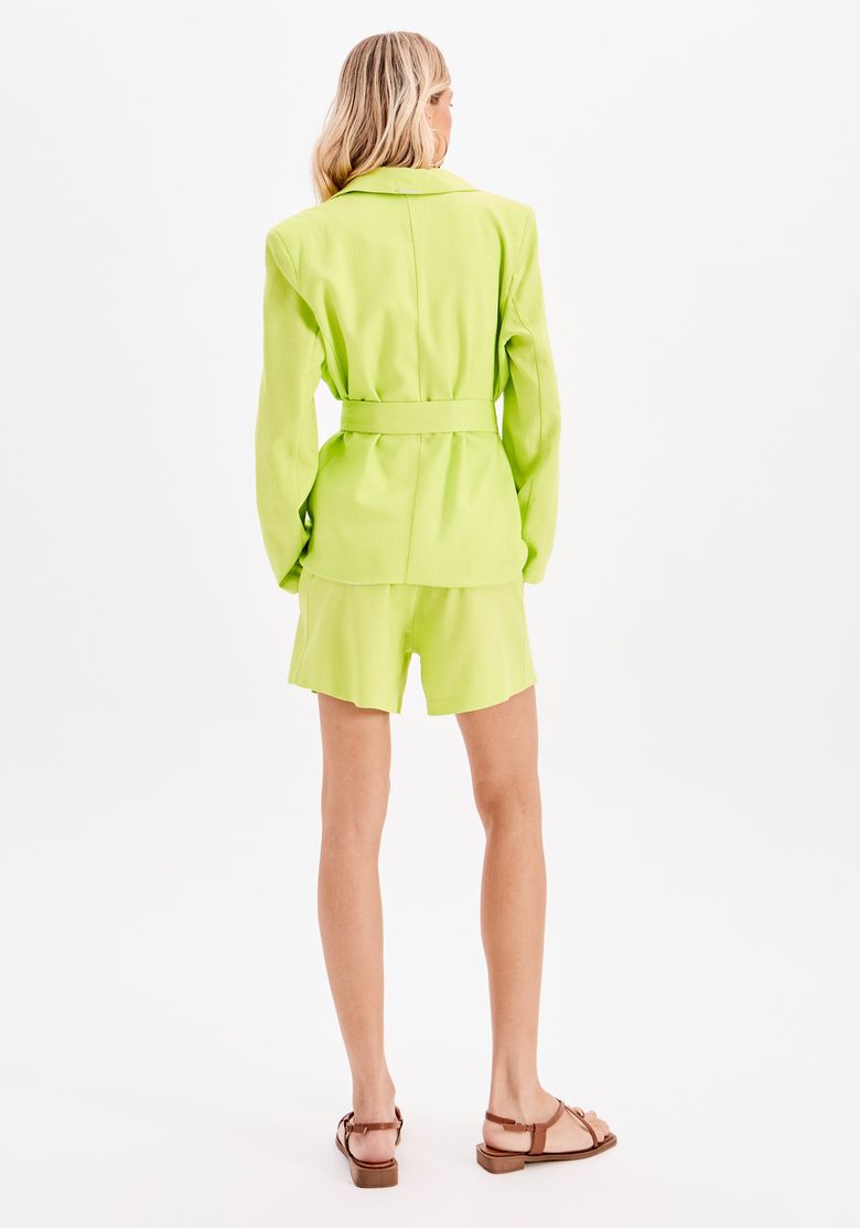 Vista traseira do blazer oversized com faixa.