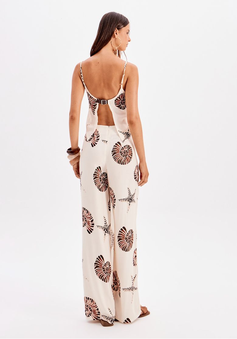 Vista traseira do look com calça reta estampada feminina branca e top de alças finas com costas abertas, proposta resort elegante