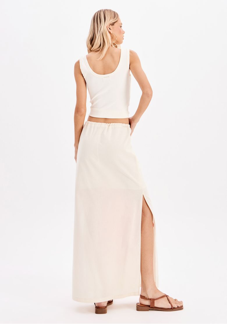 Detalhe da estampa floral maxi na saia super midi, destacando a fenda lateral.