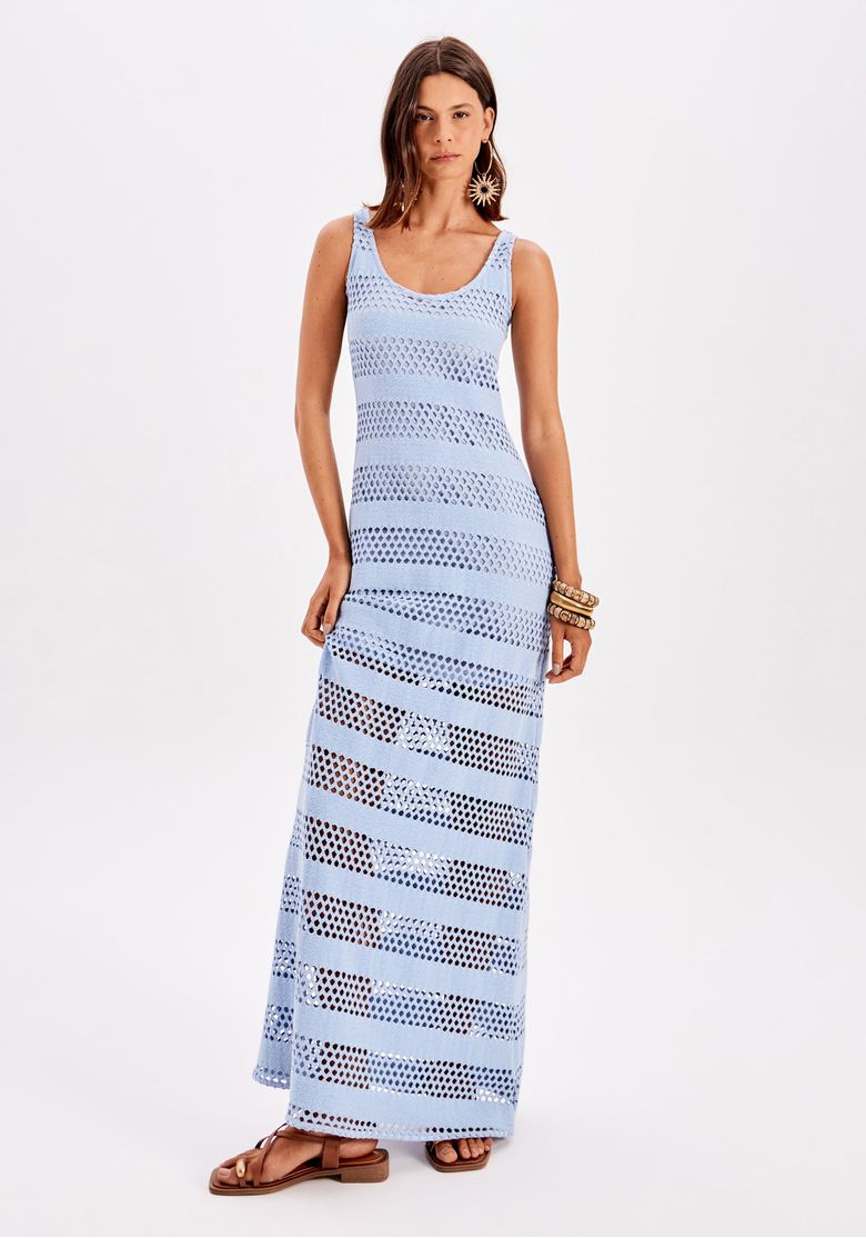 Modelo em pé usando vestido super midi de alças azul em trama vazada, vista frontal completa; vestido com decote redondo e caimento ajustado