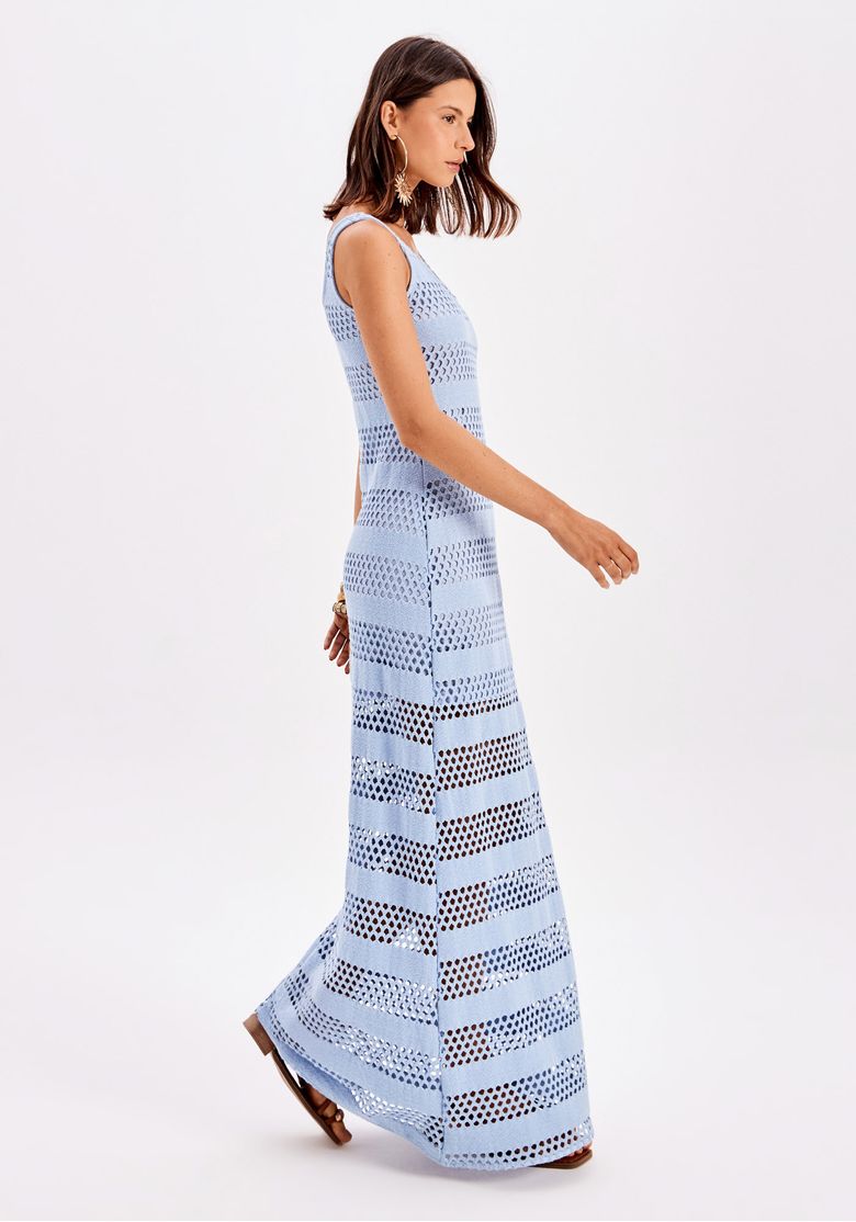 Close do torso do vestido super midi azul em trama vazada enfatizando o padrão de pontos e acabamento das alças