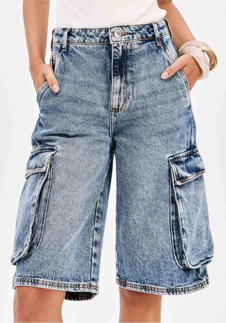 Close-up da cintura da bermuda jeans cargo com passantes e botão.