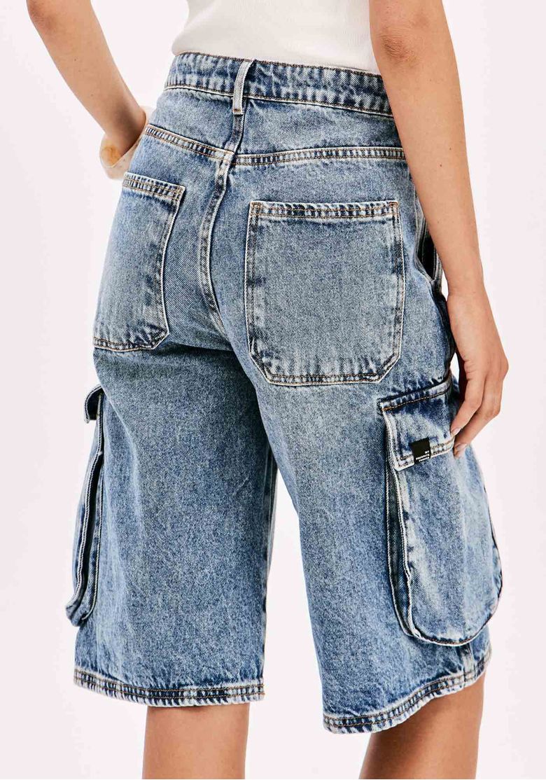 Vista traseira da bermuda jeans cargo destacando os bolsos traseiros.