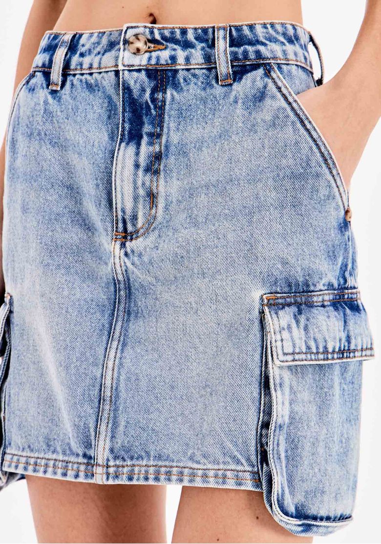 Visual traseiro da saia jeans cargo curta, exibindo um bolso traseiro quadrado, costuras reforçadas e lavagem estonada.