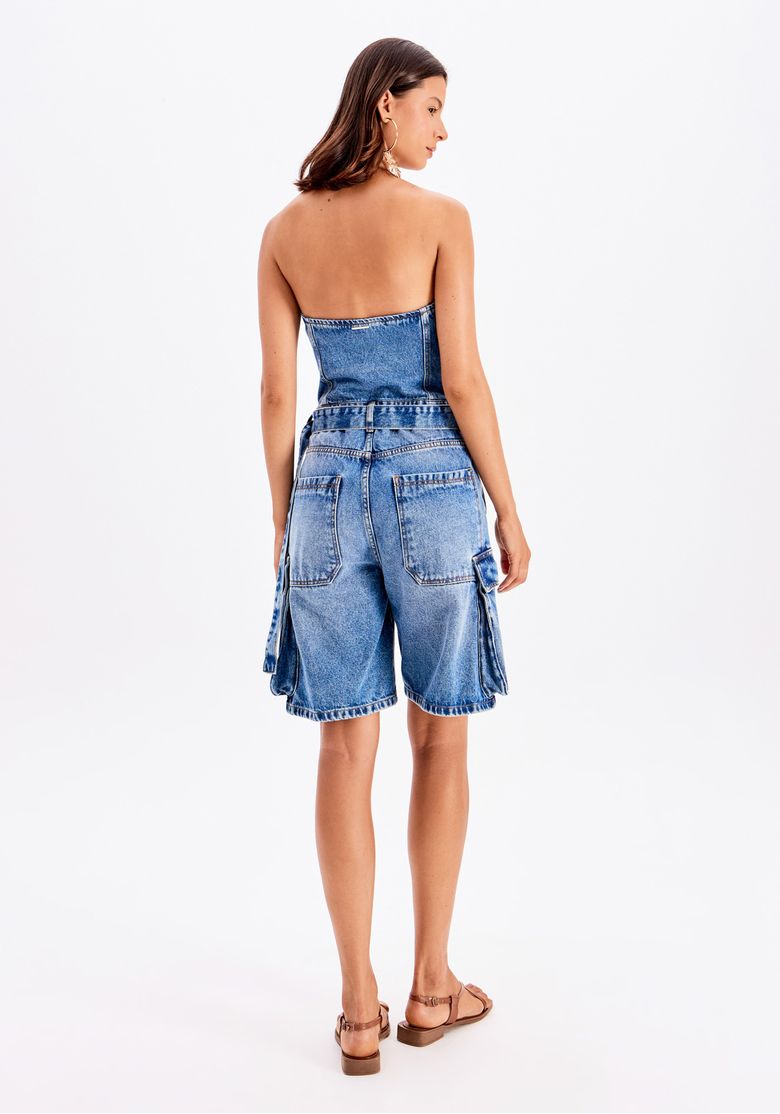 Vista traseira completa do macacão curto jeans sem alças azul com cintura alta, bolsos traseiros e modelagem solta