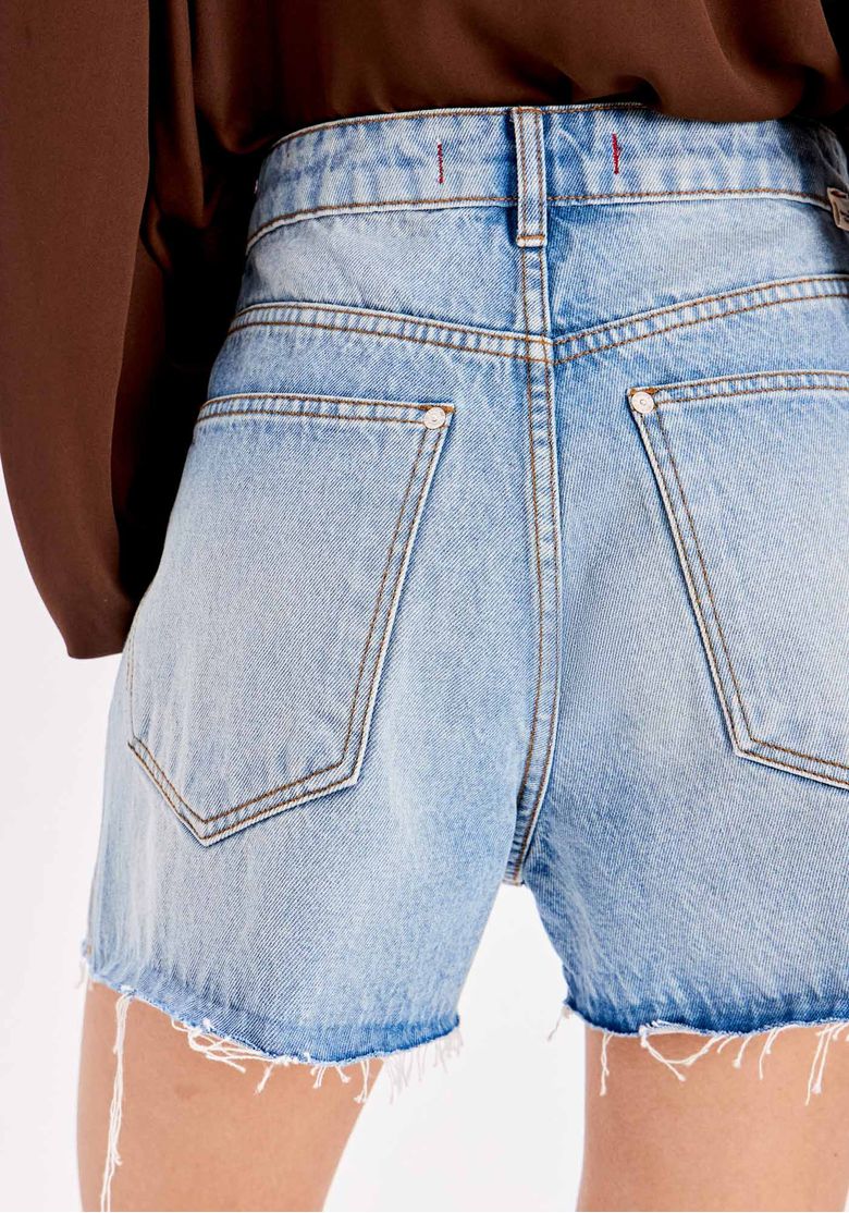Vista traseira do short jeans com bolsos funcionais e barra desfiada.