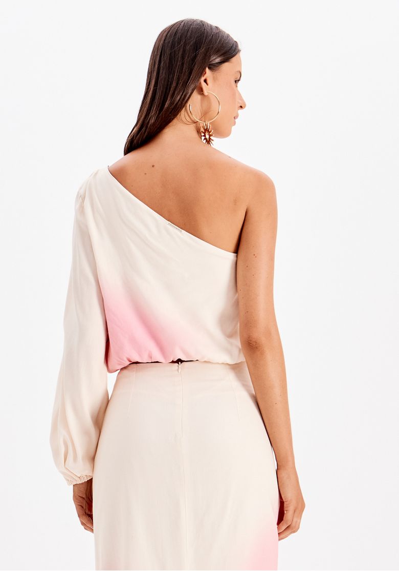 Vista traseira da blusa cropped feminina de um ombro só, manga longa com punho elástico e caimento fluido em tom branco e rosa
