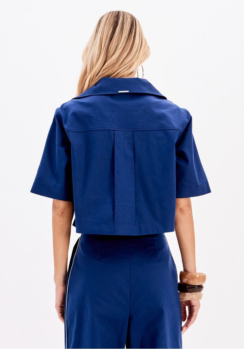 Blusa cropped azul feminina manga curta, vista costas, com gola estruturada e barra reta