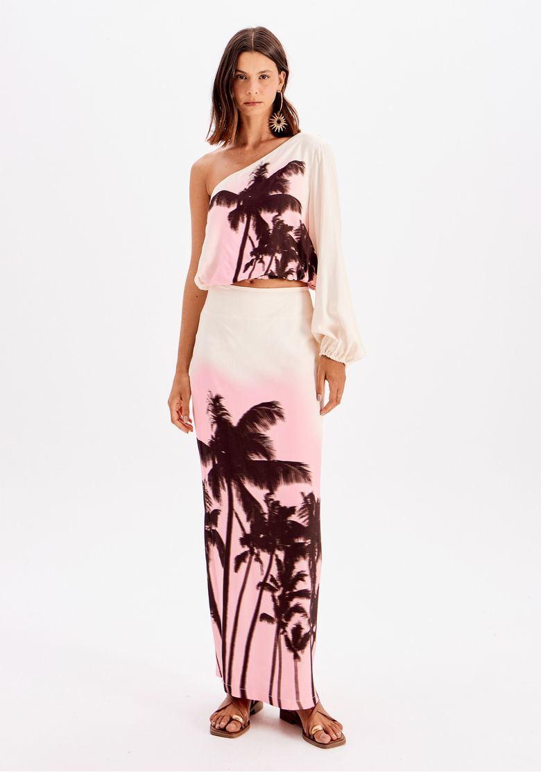Look completo com blusa cropped ombro único estampada e saia longa tropical, visual feminino elegante para verão